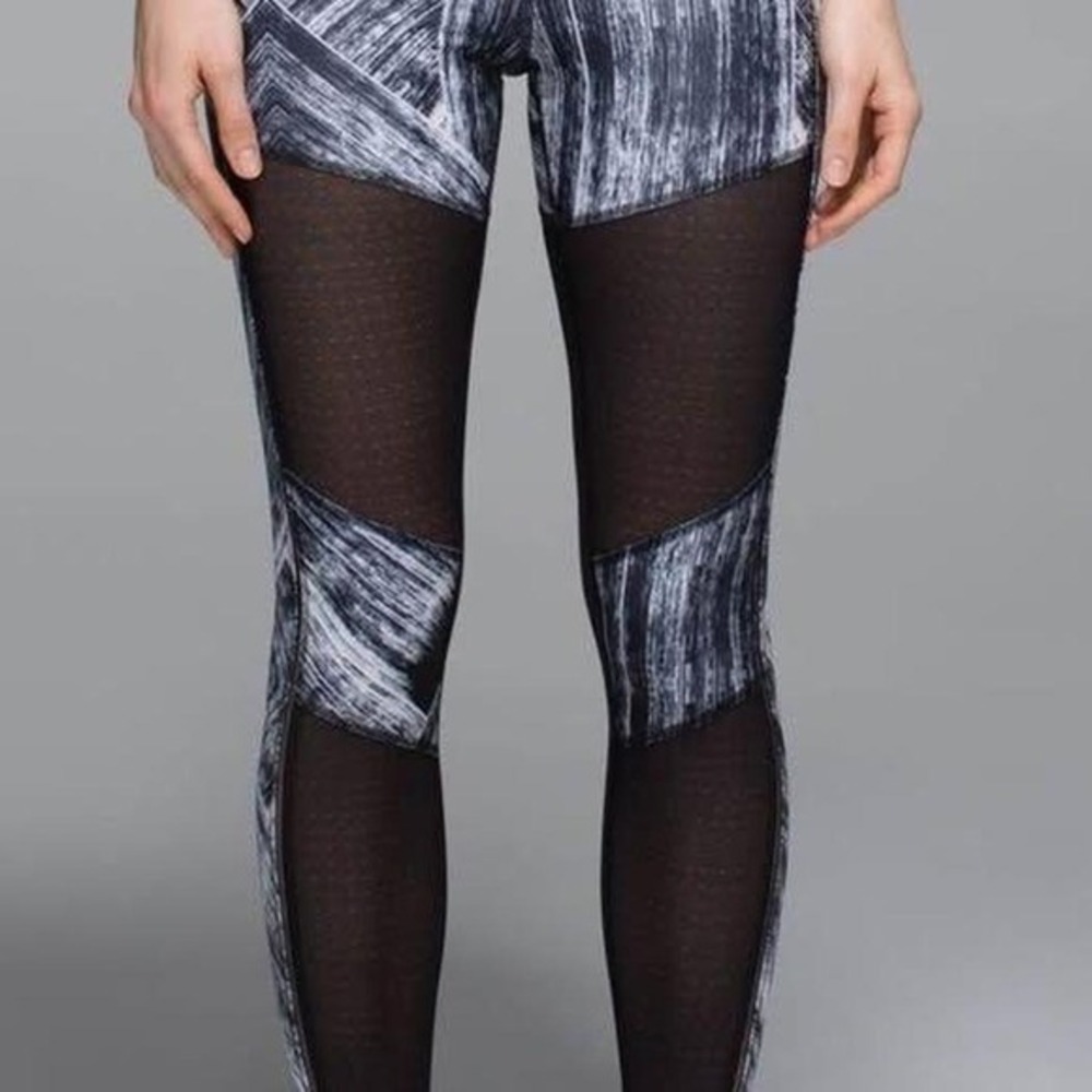 Lululemon Hot to Street‎ Pants Heat Wave white/black design with mesh- size 8